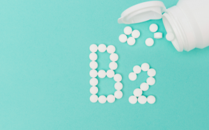 Vì sao nước tiểu đổi màu khi uống vitamin B2?