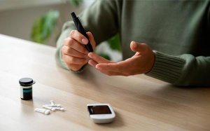 Tại sao đường huyết lúc 5 giờ sáng tăng cao và xử trí thế nào?