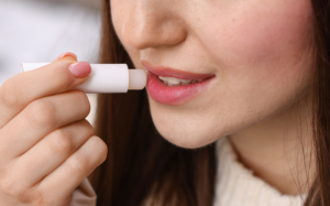 Nguy cơ tiềm ẩn khi dùng chung son dưỡng