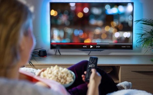 Nguy cơ đau lưng từ thói quen giải trí quen thuộc