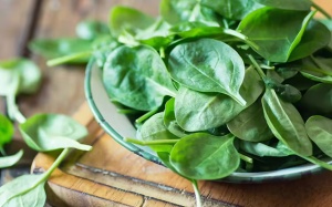 Rau chân vịt giàu sắt nhưng không dễ hấp thụ, nên chế biến ra sao? 