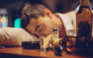 Chuyên gia tiết lộ lượng rượu tăng nguy cơ đột quỵ ở tuổi 60