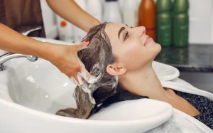 Tóc mềm mượt hơn với phương pháp gội đầu này