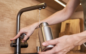 Duy trì thói quen vệ sinh bình nước cá nhân để tránh vi khuẩn