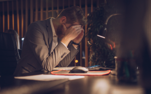 Làm việc quá sức có thể ảnh hưởng đến khả năng sinh sản