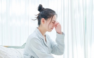 Mẹo chăm sóc mắt về đêm cho người bệnh tuyến giáp