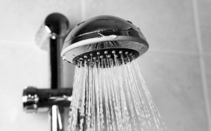 Gội đầu bằng nước chứa nhiều khoáng chất có gây rụng tóc?