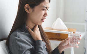 Phân biệt triệu chứng viêm họng do virus và vi khuẩn