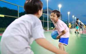 Trẻ em có nên chơi thể thao muộn vào buổi tối?