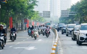 Hà Nội ngày nắng hanh, Trung Bộ vẫn mưa lớn