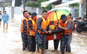 Trung Bộ mưa kéo dài đến 24/11, Bắc Bộ ngày nắng - đêm rét