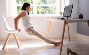 Đánh thức cơ thể với bài tập 5 phút ngay tại bàn làm việc