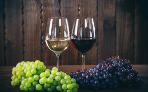 Chuyên gia dinh dưỡng nói gì về lợi ích sức khỏe của vang đỏ và vang trắng?