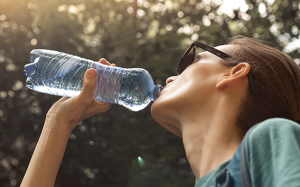 Nguy cơ tiềm ẩn từ nước uống đóng chai