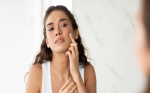 Vì sao da vẫn khô dù đã thoa kem dưỡng ẩm