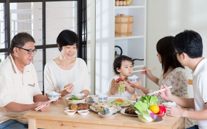 Giúp trẻ ăn uống lành mạnh trong dịp lễ hội