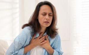 Làm sao để giảm khó thở, đau ngực ở người bệnh suy tim nặng?