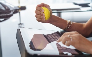 Bóng giảm căng thẳng là gì mà nhiều idol ưa thích đến thế?