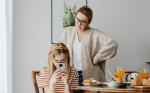 7 cách giúp trẻ 'rời xa màn hình' trong những ngày nghỉ 