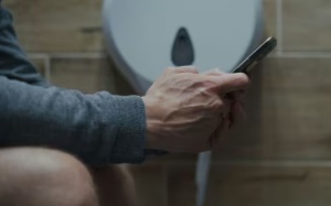 Tuyệt đối không dùng điện thoại khi đi vệ sinh vì lý do bất ngờ