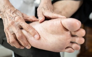 Làm sao phòng ngừa biến chứng bàn chân cho người bệnh đái tháo đường?
