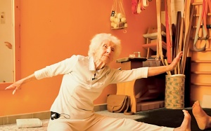 Bí quyết giữ cơ thể dẻo dai của cô giáo yoga 103 tuổi