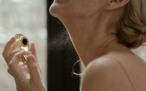 Xịt nước hoa đúng cách: Lưu hương lâu, không lo hại sức khỏe!
