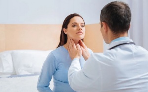 Vì sao nhiều phụ nữ bị bướu cổ sau sinh?