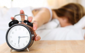 Vì sao bạn lại tỉnh giấc ngay trước khi chuông báo thức kêu?