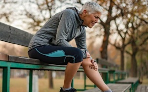 Chân ngứa ngáy khi chạy là do đâu?