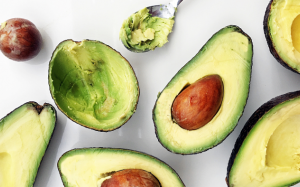 Màu sắc quả bơ tiết lộ điều gì về giá trị dinh dưỡng?