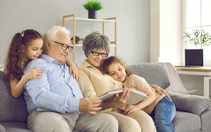 Nuôi dạy cháu giúp não bộ ông bà khỏe mạnh hơn 