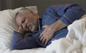 Tại sao nhiều người bệnh tim mạch sợ nhất giờ đi ngủ?