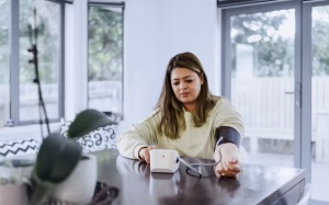 Sáng ngủ dậy nhịp tim thấp nhưng vẫn mệt: Tim đập chậm có thật sự an toàn?