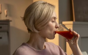 Loại nước ép màu đỏ giúp hạ huyết áp 