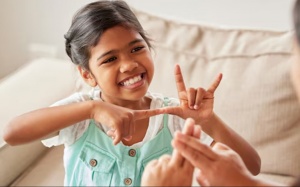 Hành vi ở trẻ khiến cha mẹ lo lắng, nhưng bác sĩ xác nhận là bình thường