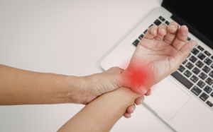 Những điều cần lưu ý để phòng tránh chấn thương cổ tay