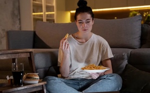 Ăn khuya có ảnh hưởng đến giấc ngủ không?