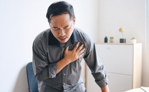 Tim thỉnh thoảng “khựng” lại một nhịp rồi đập mạnh hơn có đáng lo?