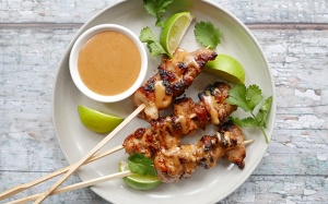 Ăn ngon để tăng cơ: Gà xiên satay ăn kèm sốt đậu phộng