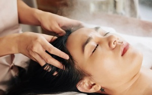 Massage da đầu có giúp tóc mọc lại?