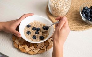 Người hay táo bón có nên ăn sáng với yến mạch?