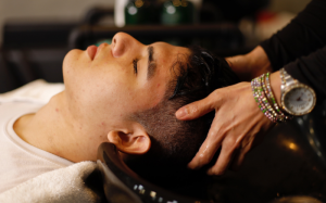 Vảy nến da đầu có phải do gội đầu sai cách?