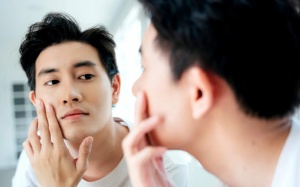 Ở tuổi 20 nam giới có cần dùng kem dưỡng mắt?