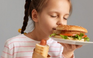 Ăn nhiều đồ siêu chế biến, trẻ dễ gặp nhiều vấn đề hành vi hơn