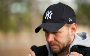 Thói quen đội mũ có khiến tóc rụng nhiều hơn?