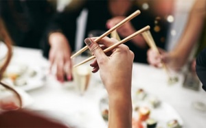 Run tay khi cầm đũa: Vấn đề nhỏ nhưng không nên bỏ qua