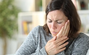 Mãn kinh tác động đến sức khỏe răng miệng thế nào?