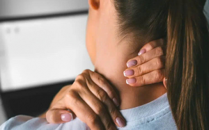 6 cách đơn giản giúp giảm và phòng ngừa cơn đau cổ