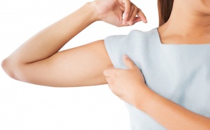 Vùng da dưới cánh tay ngứa ngáy có đáng lo không?